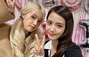 Rosé惊喜合体Jisoo!亲自现身为她初舞台应援...超甜告白「我爱妳」